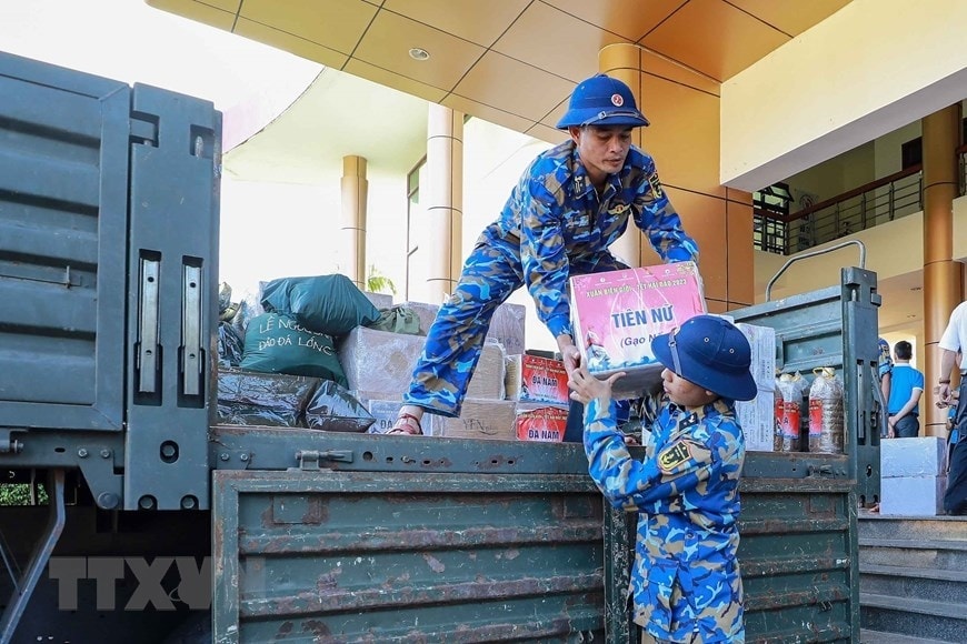 Tet gift sets presented to Truong Sa soldiers, people hinh anh 1