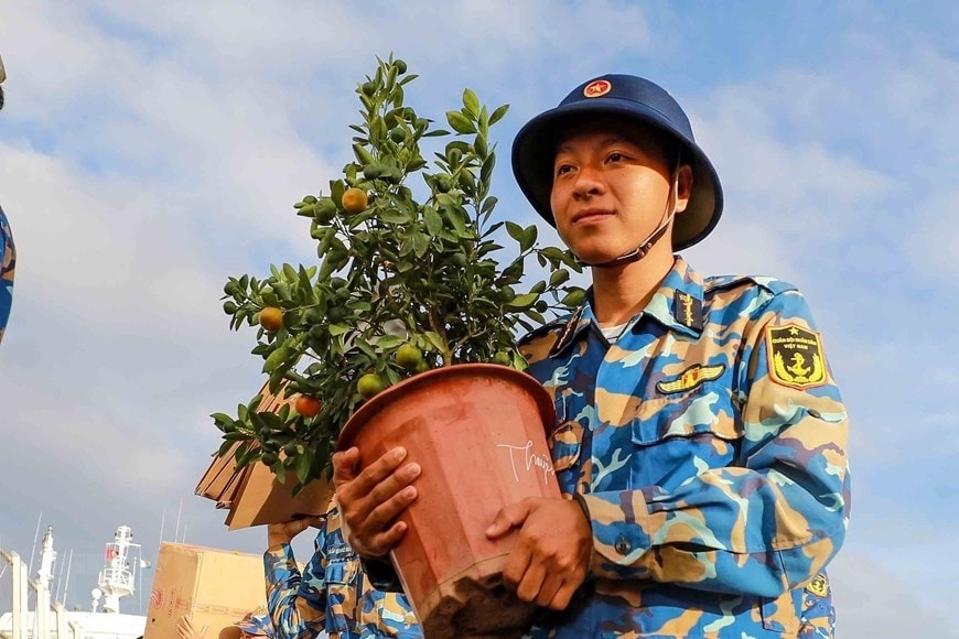 Tet gift sets presented to Truong Sa soldiers, people hinh anh 2