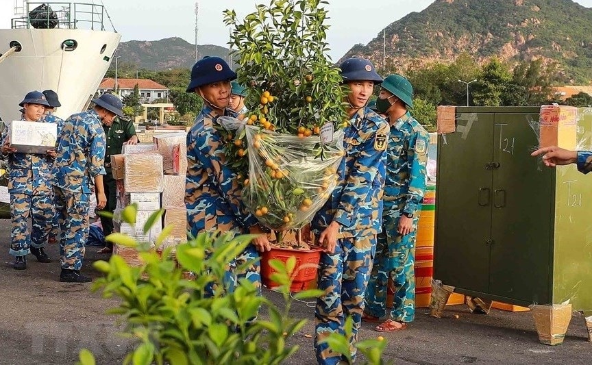 Tet gift sets presented to Truong Sa soldiers, people hinh anh 3