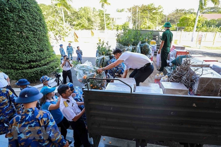 Tet gift sets presented to Truong Sa soldiers, people hinh anh 4