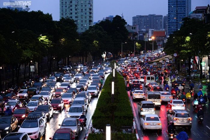 Ngày 28/12, ảnh hưởng của không khí lạnh, Hà Nội chuyển rét, trời mưa cả ngày khiến giao thông đi lại gặp khó khăn.