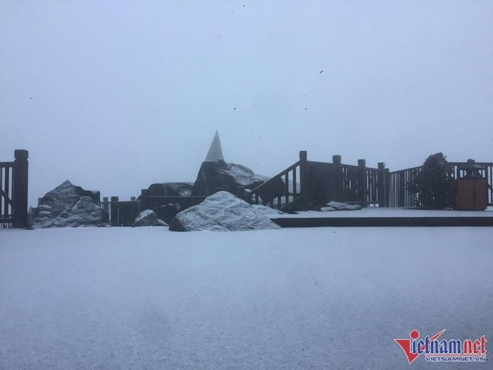 7h sáng 28/12, một nhân viên khu du lịch sau khi ngủ, tỉnh dậy thấy những làn mưa tuyết đang rơi. Anh chia sẻ hình ảnh này với VietNamNet.