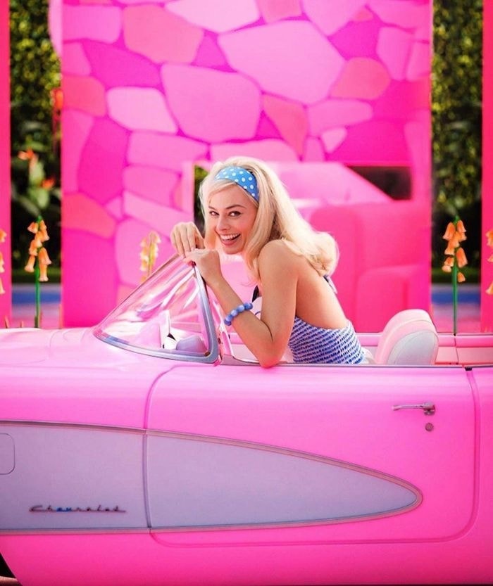 Margot Robbie (32 tuổi) đến từ Úc là cái tên không xa lạ với khán giả khi dẫn đầu danh sách những nữ diễn viên được trả lương cao nhất năm 2022 với cát-xê 12,5 triệu USD (gần 300 tỷ đồng) cho vai chính trong Barbie. Cô từng gây chú ý khi tham gia Once Upon a Time in Hollywood cùng Brad Pitt và Leonardo DiCaprio.