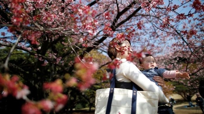  Nhật Bản có thể hỗ trợ tới một triệu yên mỗi trẻ em của các gia đình rời Tokyo. Ảnh: Reuters. 