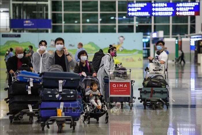 Hành khách tại sân bay quốc tế Hong Kong, Trung Quốc. Ảnh tư liệu: AFP/TTXVN