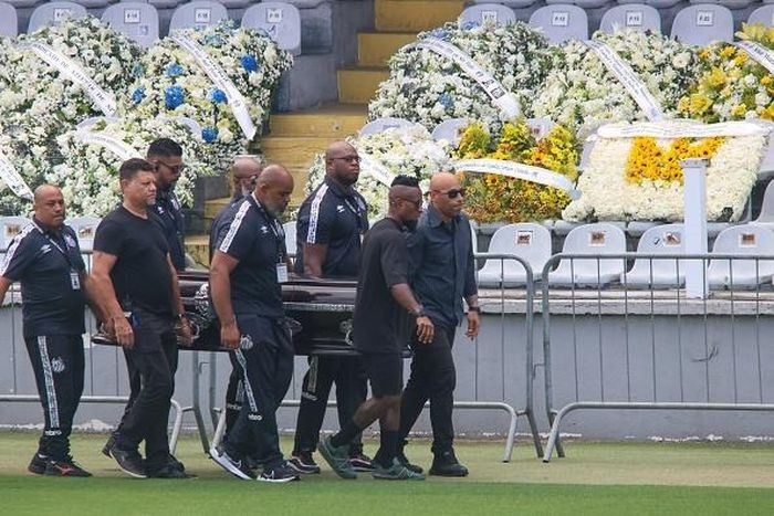  Đêm 2/1 (giờ Hà Nội), quan tài của Pele đã được đưa đến Vila Belmiro, sân nhà của Santos, CLB gắn liền với tên tuổi của 