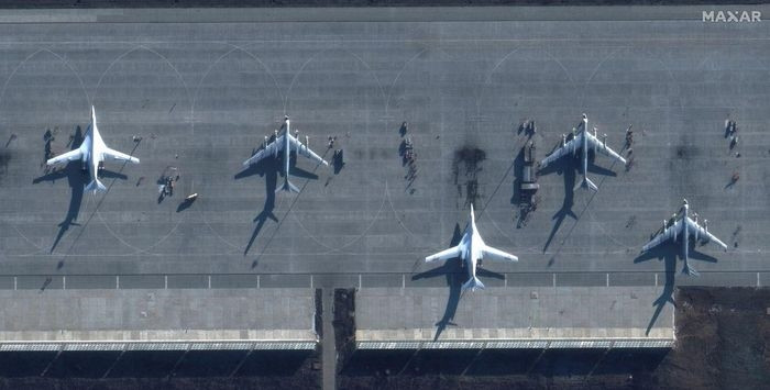 Hình ảnh vệ tinh cho thấy các máy bay ném bom tại Căn cứ Không quân Engels ở Saratov, Nga, ngày 4/12. Ảnh: MAXAR/Reuters