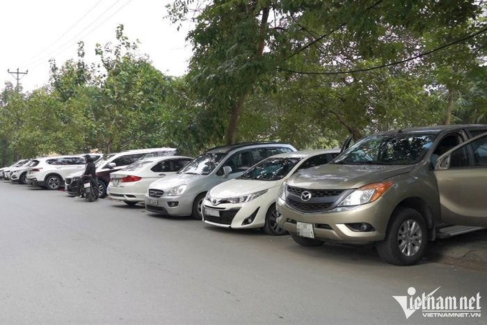 Hàng loạt ô tô đỗ trên đường Hoàng Minh Thảo không có người trông