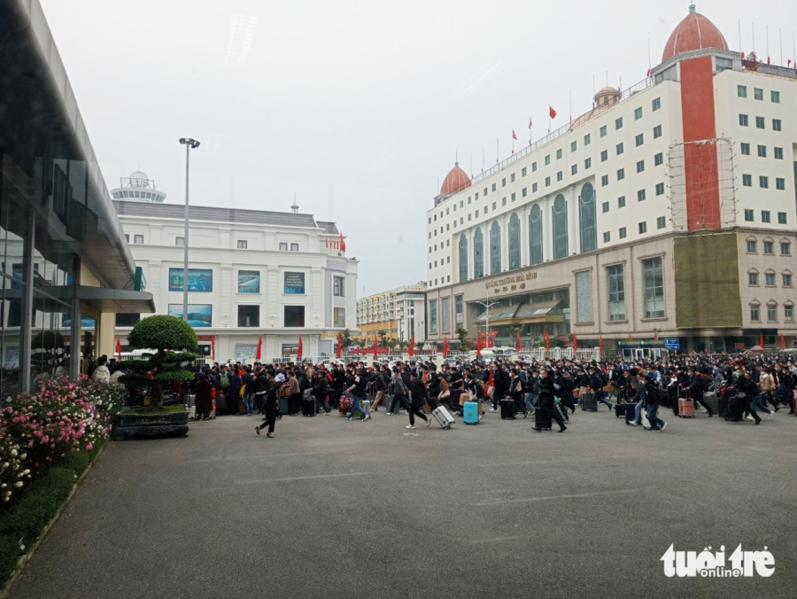 Hàng ngàn người Trung Quốc đổ về cửa khẩu quốc tế Móng Cái chờ hồi hương - Ảnh 6.
