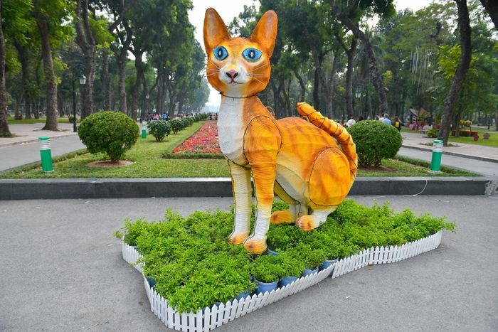  Những ngày gần Tết Nguyên đán, tại khu vực cổng Công viên Thống Nhất (đường Trần Nhân Tông, Hà Nội) xuất hiện pho tượng mèo thu hút sự chú ý của đông đảo người dân khi vào đây vui chơi, tập thể dục. 