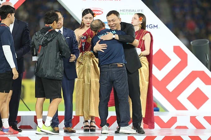 Cái ôm thắm thiết của Chủ tịch VFF Trần Quốc Tuấn với HLV Park Hang Seo thể hiện sự trân trọng công lao của ông Park - Ảnh: Anh Khoa 