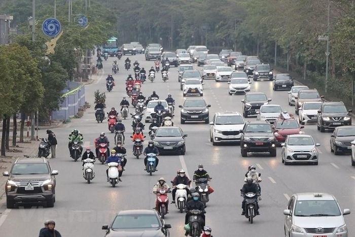  Theo ghi nhận của phóng viên Báo Điện tử VietnamPlus vào thời điểm cuối giờ chiều ngày 19/1, lượng phương tiện đổ ra các tuyến đường tại Thủ đô bắt đầu tăng cao. (Ảnh: Minh Sơn/Vietnam+) 