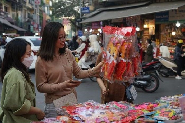 Đồ trang trí Tết Nguyên đán bày bán ở Hàng Mã, Hà Nội, Việt Nam. Ảnh: Tân Hoa Xã