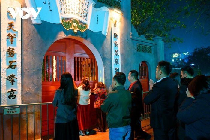 Đền Ngọc Sơn không mở cửa đêm giao thừa nhưng khá đông người dân vẫn đứng ngoài vái vọng.