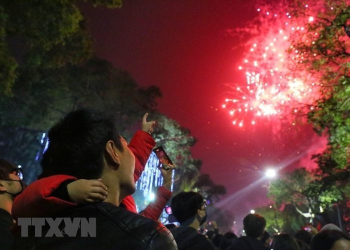  Đông đảo người dân tập trung trước Bưu điện Hà Nội xem pháo hoa mừng Xuân Quý Mão 2023. (Ảnh: Tuấn Đức/TTXVN) 
