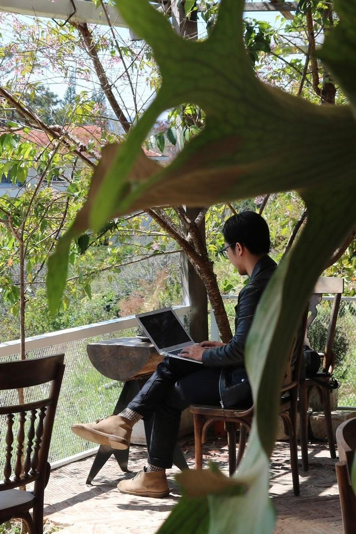  Thanh Tùng mang laptop ra quán cà phê để hoàn thành công việc trong dịp Tết. 