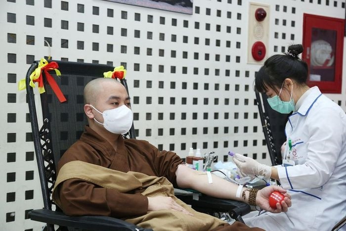 Một nhà sư tham gia hiến máu (Ảnh: Viện Huyết học - Truyền máu Trung ương)