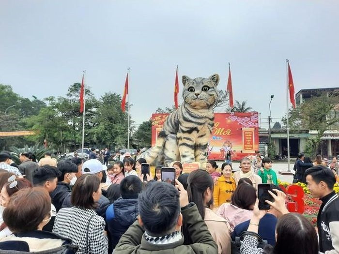 Linh vật mèo ở huyện Triệu Phong thu hút đông đảo du khách tới tham quan những ngày qua.