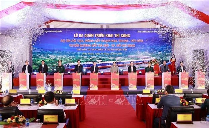 Thủ tướng Phạm Minh Chính và các đại biểu thực hiện nghi thức Lễ ra quân triển khai dự án nâng cấp tuyến đường sắt Nha Trang - Sài Gòn. Ảnh: Dương Giang/TTXVN