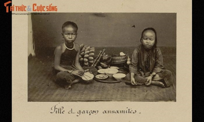 Một bé gái (trái) và bé trai (phải) bên mâm cơm, một hình ảnh thú vị về trẻ em Việt Nam cuối thế kỷ 19. (Nguồn: Émile Gsell) 