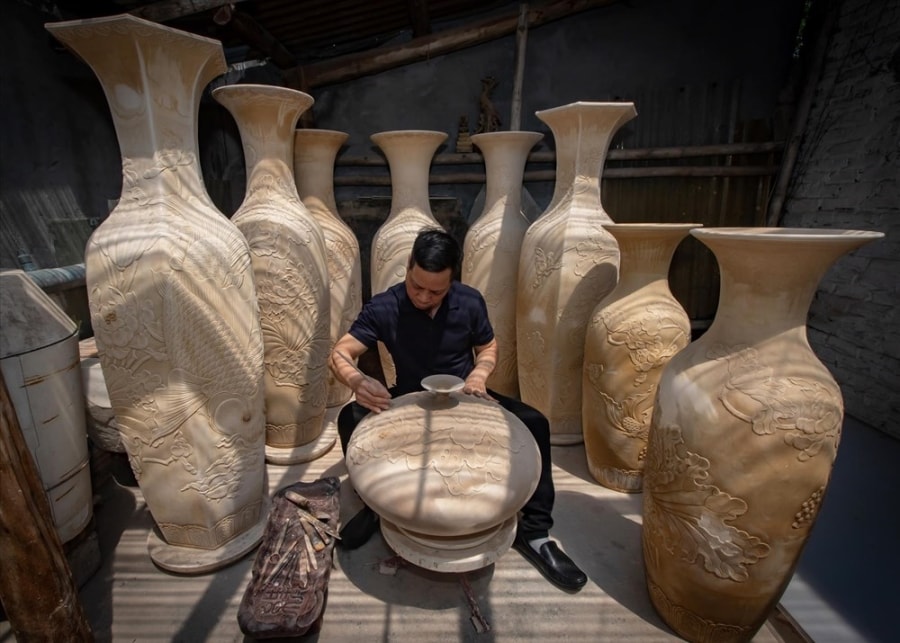 Ceramic artisan Nguyen Hung sets two Guinness records hinh anh 2