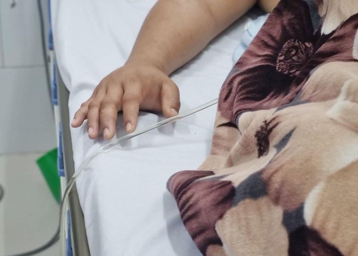 Nam bệnh nhân ở Lào Cai bị sưng phù người, tiêu cơ vân, suy thận sau uống rượu. Ảnh: Ngọc Trang