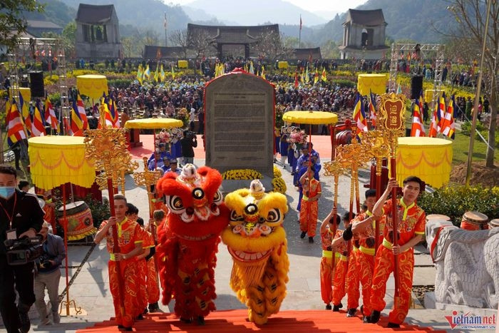 Ngày khai hội Xuân Yên Tử thu hút nhiều người dân và du khách tham gia