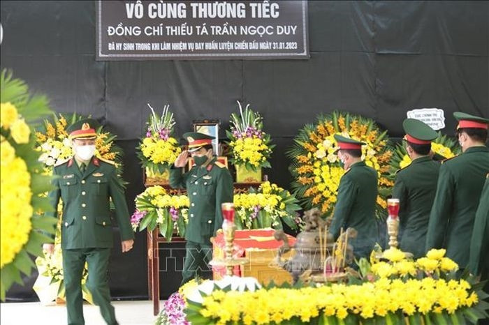 Các đoàn đến viếng, chia buồn cùng gia đình Thiếu tá Trần Ngọc Duy. Ảnh: Tuấn Anh/TTXVN