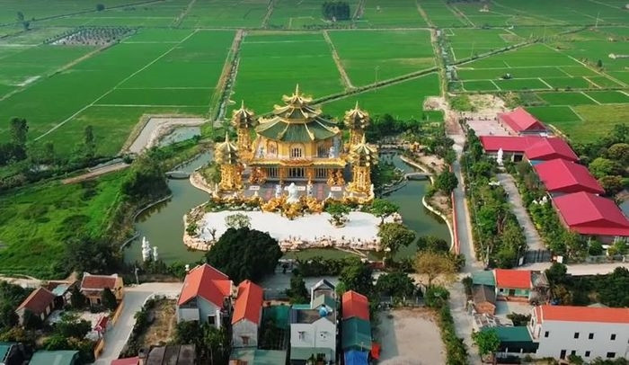 Chùa Phúc Lâm tọa lạc tại thôn La Mát (xã Phù Ủng, huyện Ân Thi, tỉnh Hưng Yên), là ngôi cổ tự có tuổi đời hơn 100 năm.