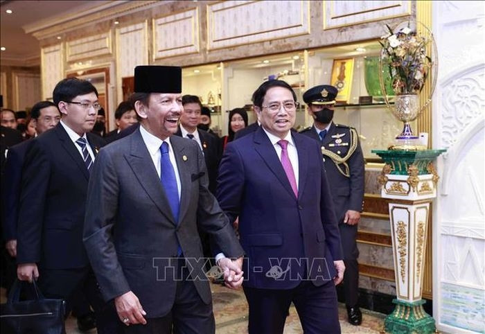 Quốc vương Hassanal Bolkiah đón Thủ tướng Phạm Minh Chính đến hội đàm.