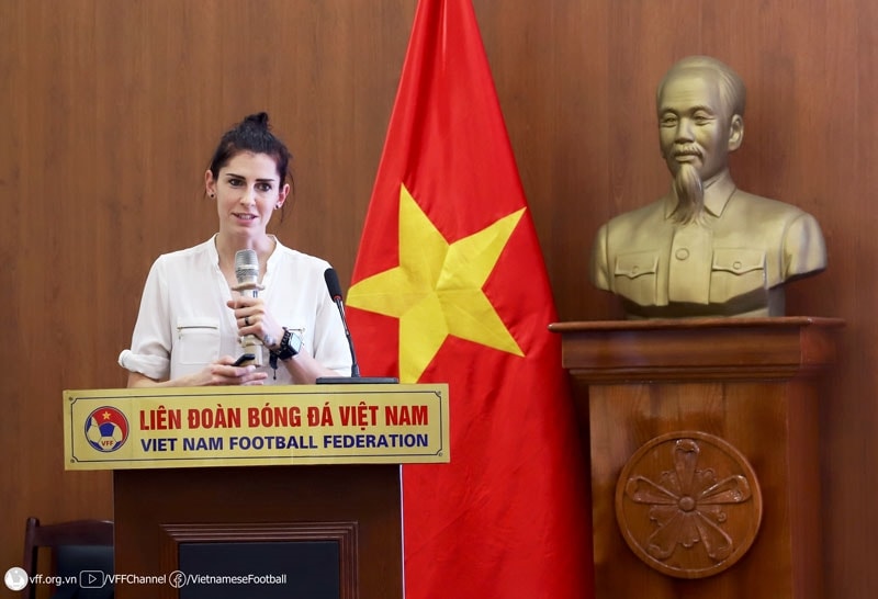 Tiến sĩ Ellena Tuner – Chuyên gia về thể lực và dinh dưỡng dành cho các cầu thủ nữ FIFA chia sẻ tại hội thảo - Ảnh: VFF 