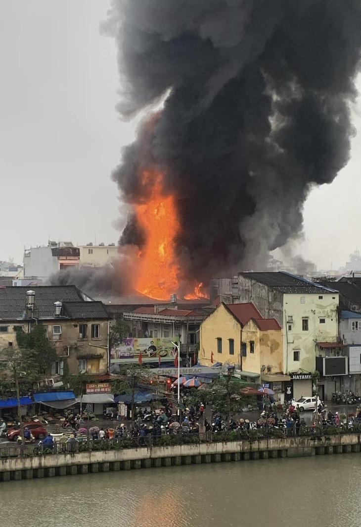 Cháy lớn tại chợ Tam Bạc Hải Phòng - Ảnh 1.