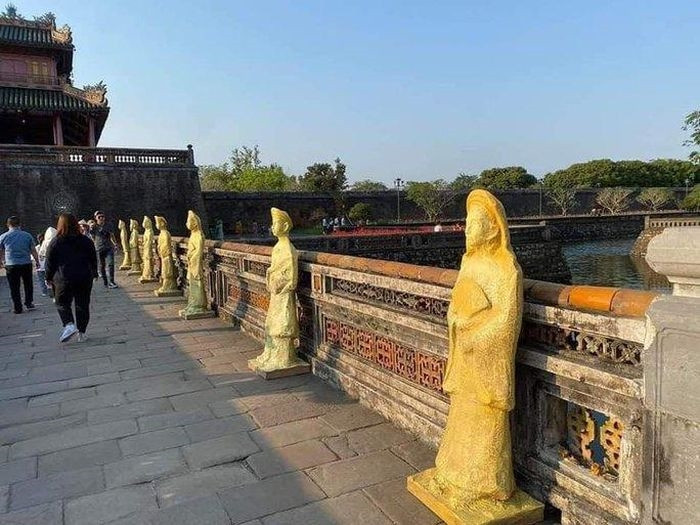 Nhân tượng trưng bày trên cầu Kim Thủy. Ảnh MXH
