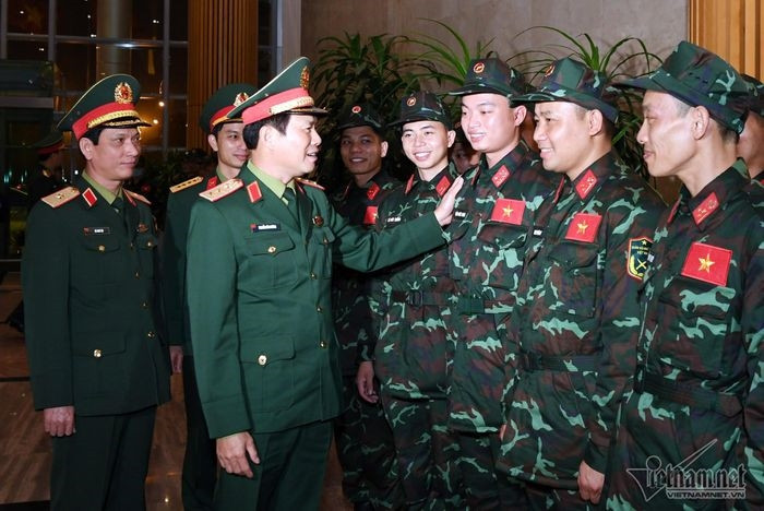 Thượng tướng Nguyễn Tân Cương động viên, tiễn các sĩ quan QĐND Việt Nam lên đường.