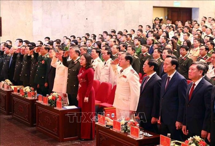Quyền Chủ tịch nước Võ Thị Ánh Xuân và các đại biểu thực hiện nghi lễ chào cờ. Ảnh: Phạm Kiên/TTXVN
