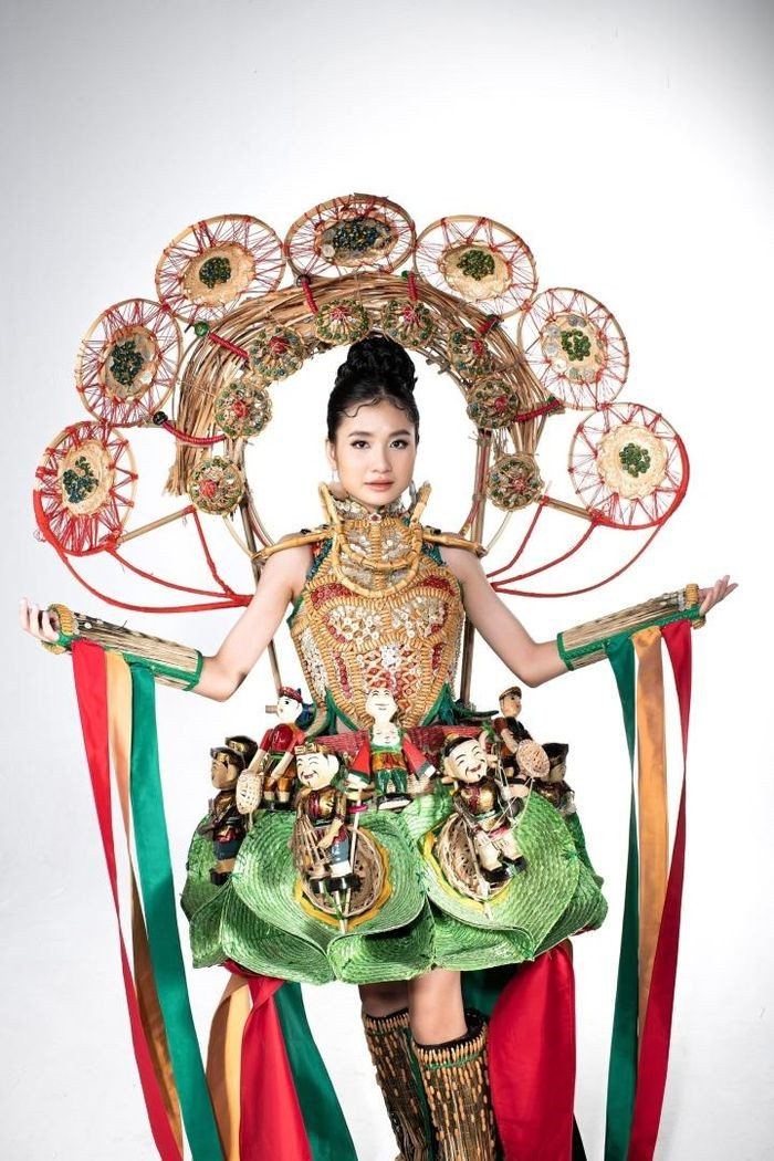 Tác phẩm được đặt tên “Hồn nước” và được chế tác bởi nghệ nhân làm rối nước, tạo tác 12 con rối từ nghệ thuật múa rối nước độc đáo của Việt Nam.