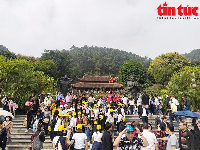 Ngày 19/2, đông đảo người dân kéo về chùa Địa Tạng Phi Lai Tự để dâng hương lễ Phật.