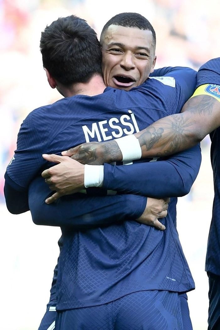 Mbappe ăn mừng phấn khích cùng Messi