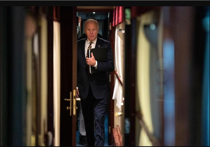 Tổng thống Joe Biden bắt chuyến tàu kéo giờ 10 giờ từ Ba Lan đến Kiev - Ảnh: AP