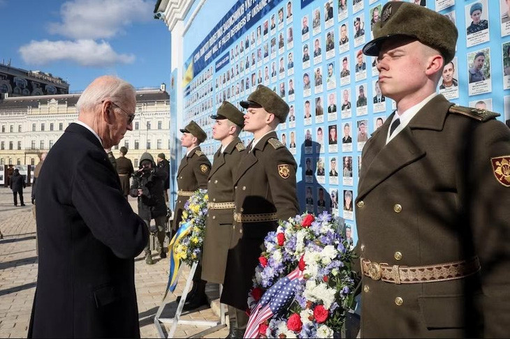 Tổng thống Mỹ Joe Biden đặt hoa  tại Bức tường Tưởng niệm tưởng nhớ những người lính Ukraine đã thiệt mạng - Ảnh: REUTER