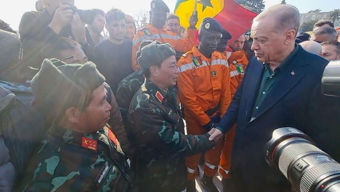 Tổng thống Thổ Nhĩ Kỳ đến thực địa cảm ơn lực lượng tìm kiếm cứu nạn của Việt Nam. Ảnh: Chí Cương - Thi Tùng