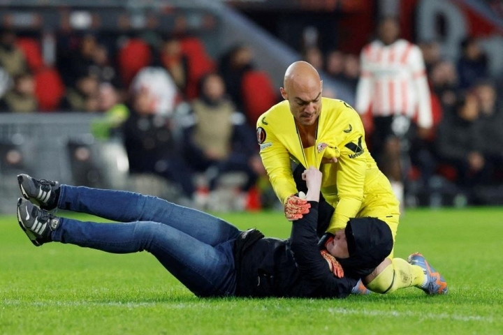 Cổ động viên PSV lao xuống sân, đấm thủ môn Sevilla - 1