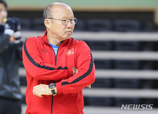 Ông Park Hang Seo khi còn là HLV trưởng đội tuyển bóng đá Việt Nam - Ảnh: NEWSIS