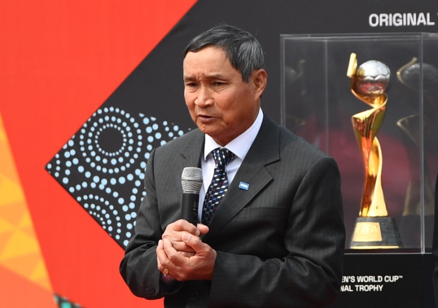 HLV Mai Đức Chung tiết lộ kỷ niệm đặc biệt với cúp vàng World Cup  - 1