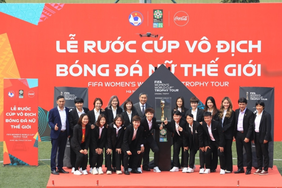 HLV Mai Đức Chung tiết lộ kỷ niệm đặc biệt với cúp vàng World Cup  - 2