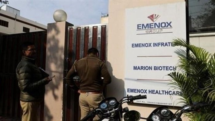 Cảnh sát điều tra văn phòng của công ty công nghệ sinh học Marion Biotech ở ngoại ô New Delhi (Ấn Độ). (Ảnh: Reuters/TTXVN)