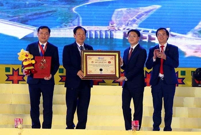 Lãnh đạo huyện Na Hang đón nhận kỷ lục Tuyến đường hoa lê dài nhất Việt Nam.