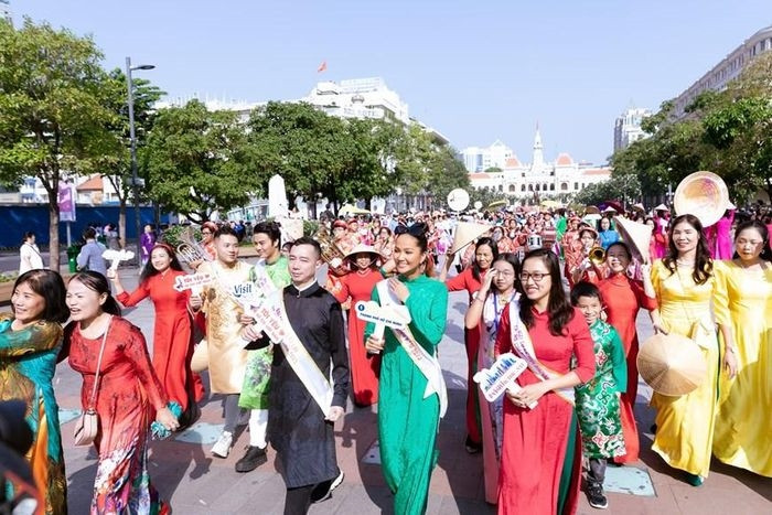  Có mặt tại phố đi bộ Nguyễn Huệ, Tp HCM cuối tuần qua, Hoa hậu H'Hen Niê cùng gần 3.000 người đã tham gia hoạt động diễu hành nhằm tôn vinh tà áo dài truyền thống Việt Nam. (Ảnh: CTV/Vietnam+) 