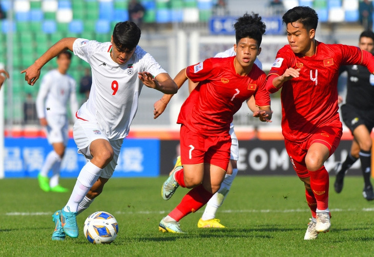 U20 Việt Nam (áo đỏ) đã chơi cố gắng nhưng phải chấp nhận thất bại trước U20 Iran - Ảnh: AFC 