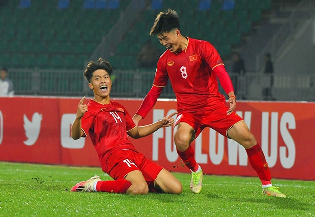 Quốc Việt (trái) ăn mừng bàn thắng cùng Văn Trường -Ảnh: Phan Hồng
